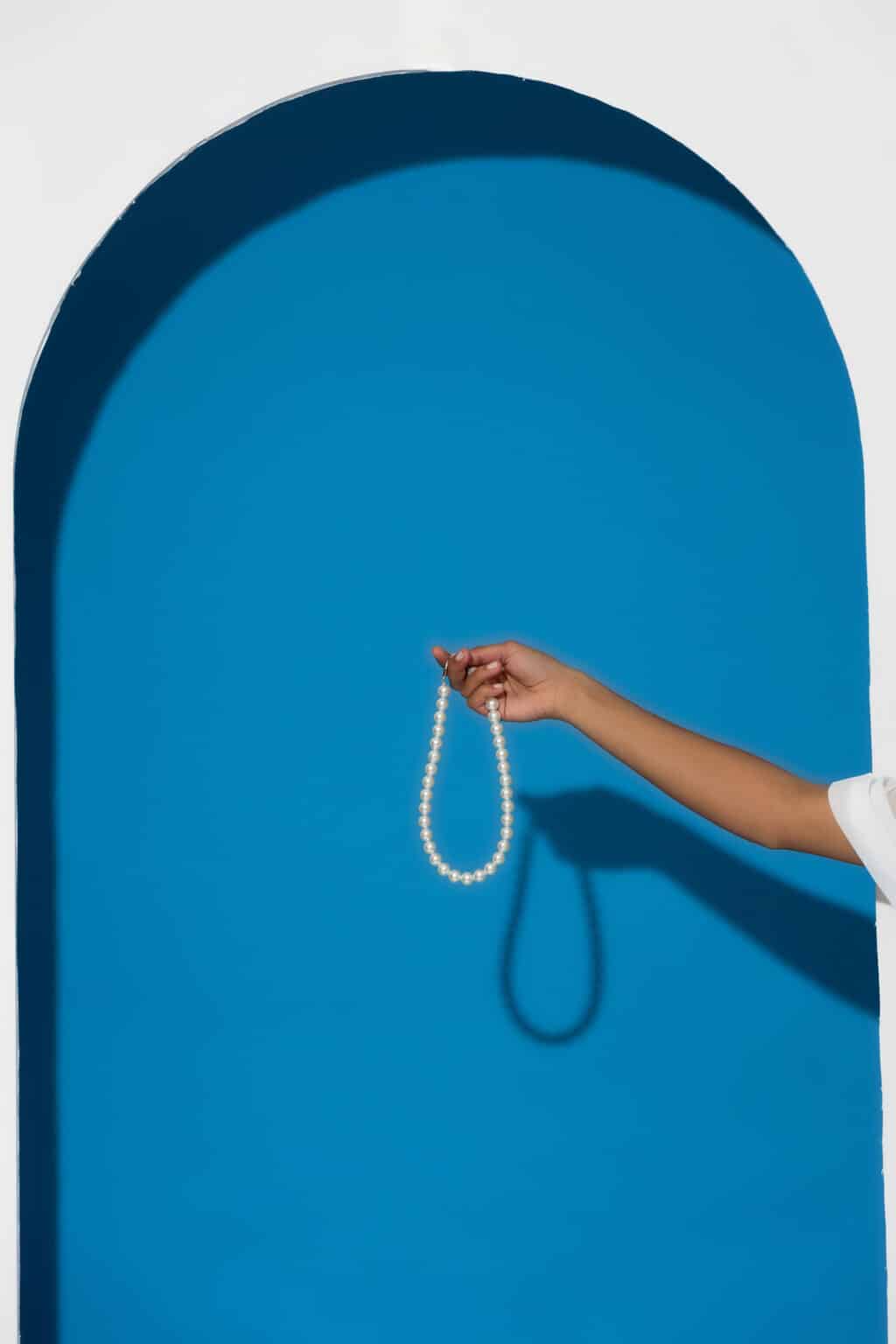 Thin round pearl necklace