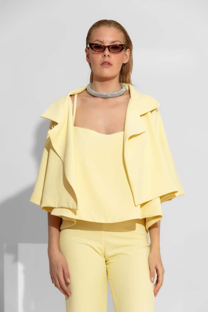 Experience modern elegance with the Crepe Boxy Oversized Jacket. Its clean-cut design and premium fabric make it perfect for layering. Buy yours!