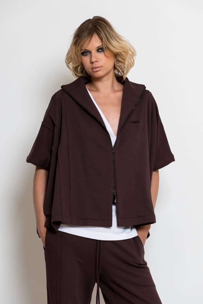 Oversized short-sleeve zip-up hoodie with dropped shoulders, front zipper and relaxed cropped silhouette.